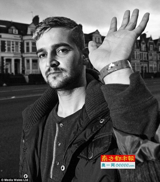 英国公司强迫难民佩戴手环领取食物 被批歧视