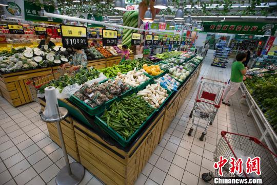 山西太原，民众正在超市选购蔬菜。　张云　摄