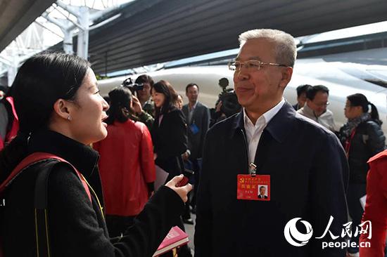 党的十九大代表、山西省吕梁市委书记李正印接受人民网记者采访。（人民网记者 翁奇羽 摄）