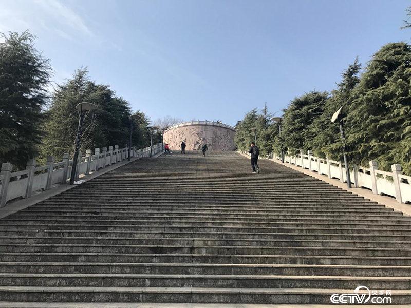 位于老城区核心位置的金寨县革命烈士陵园。（孔华/摄）
