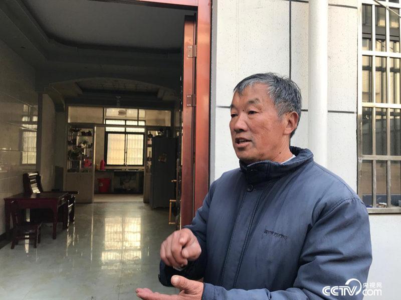 申术发给记者算脱贫账。（孔华/摄）