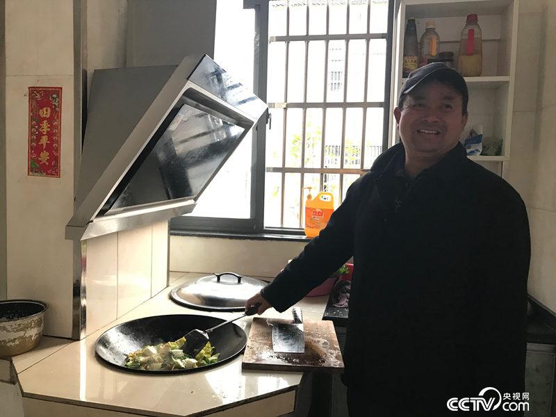 江传胜说，异地搬迁后，生活、看病各方面条件都比以前好多了。（孔华/摄）