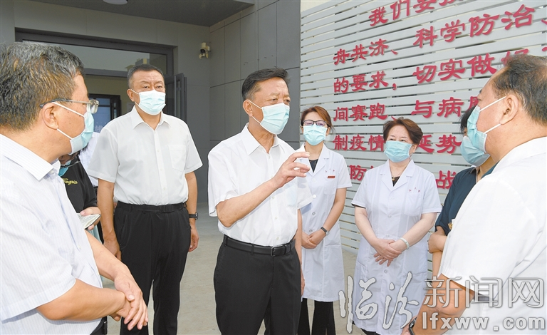 闫晨曦在市区调研检查疫情防控工作