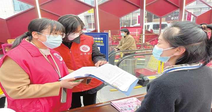 尧都区水塔街办事处汾泽社区在辖区超市检查疫情防控台账