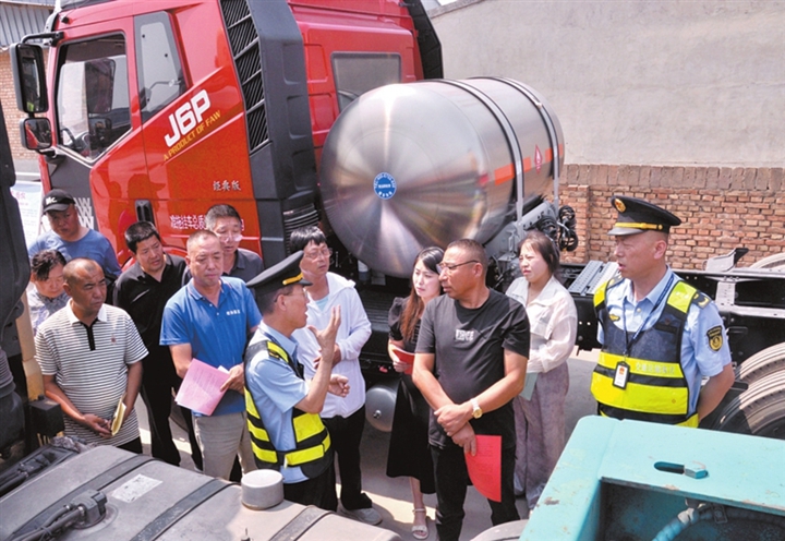 省高速公路综合行政执法总队临汾支队二大队开展“路政宣传月”活动