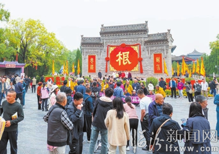 寻根胜地 游客云集.jpg