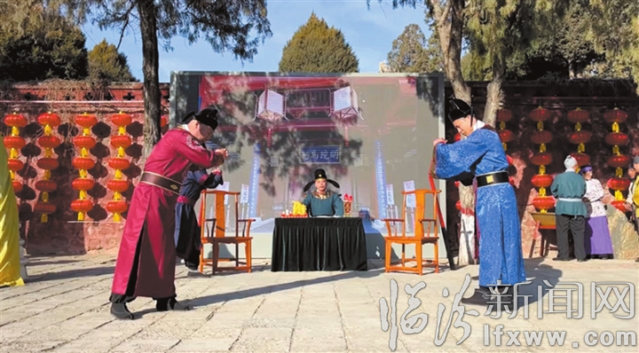 广胜寺观演出.jpg