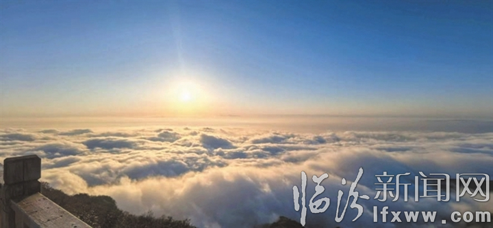 兴唐寺日出 云海染金辉.jpg