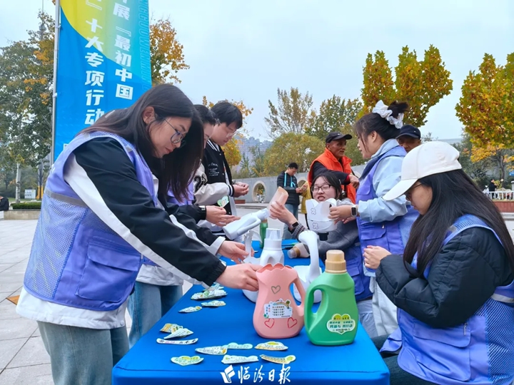 市区廉政广场，“三个十小事”深入人心！