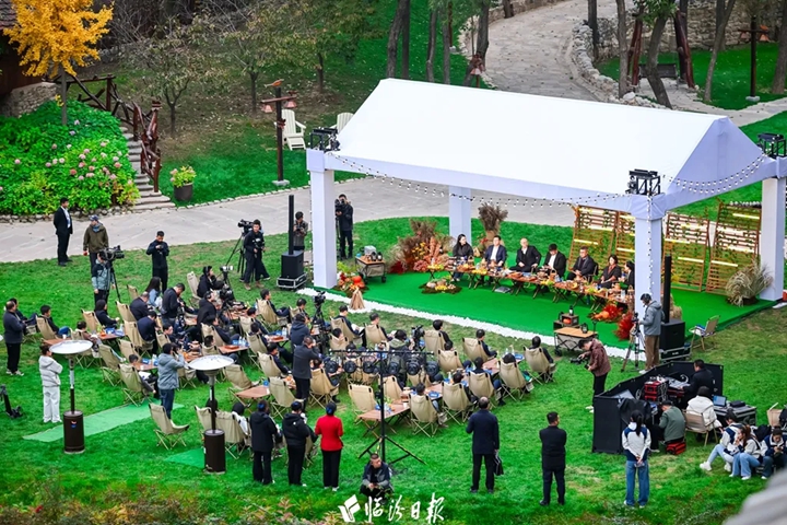 新华网思客年会云丘围炉茶话活动在乡宁县举行