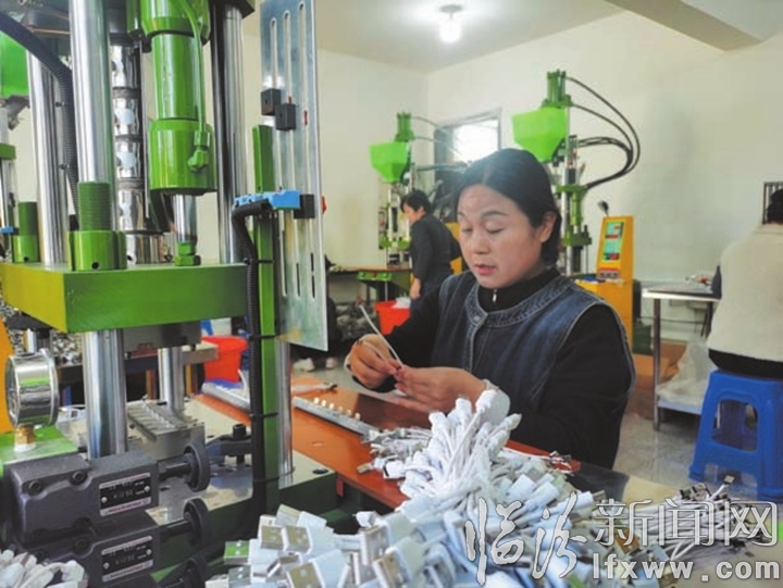 数据线加工就业帮扶车间.jpg