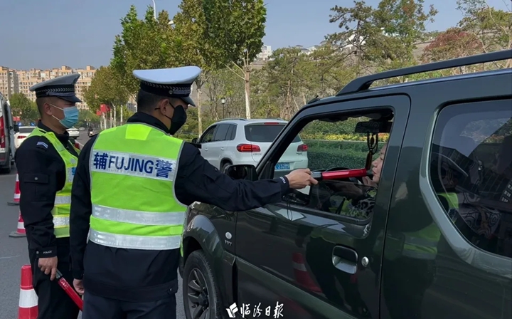 市区常兴中街，严查酒驾→