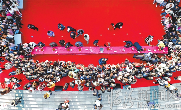 精彩活动 人头攒动.jpg