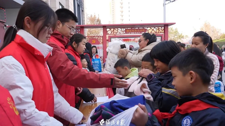 临汾康庄社区的这一幕，暖暖的~