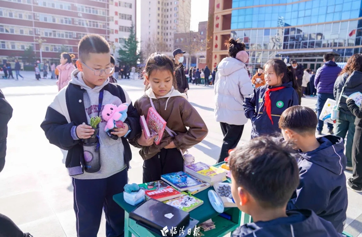市五一路学校，300余位“小老板”练摊！