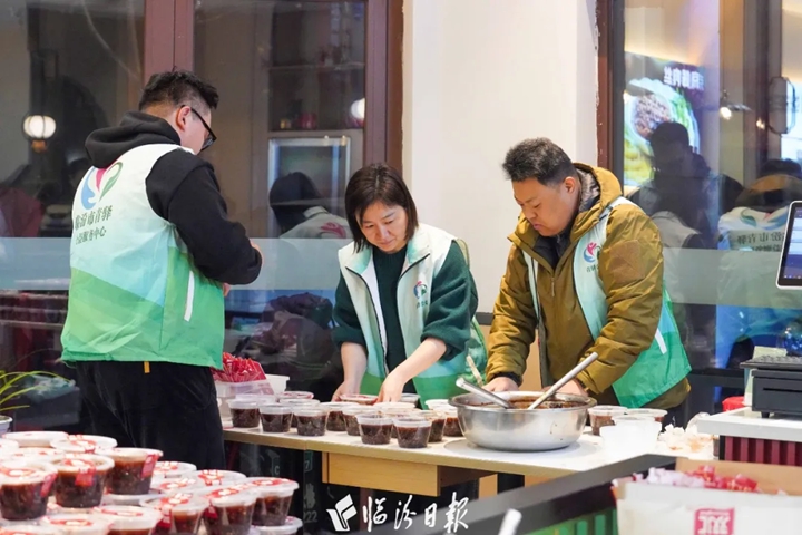 市区街头，12支小分队送出1500碗暖心粥~