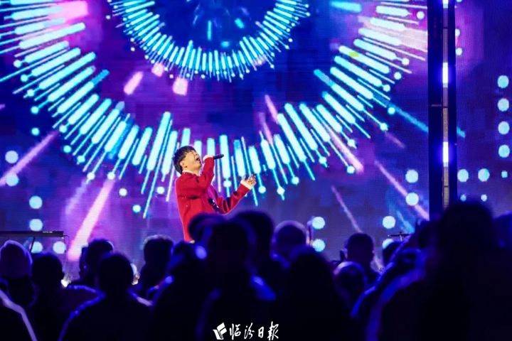 财神楼街热闹非凡，古城墙下掌声不断…