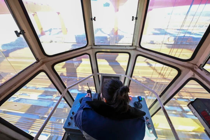 新春走基层 “钢铁玫瑰”撑起中国2025