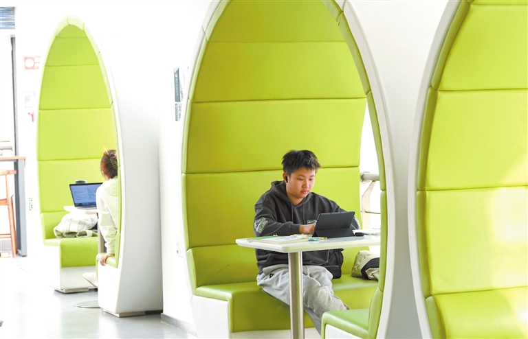 临汾：图书馆里“充电”忙