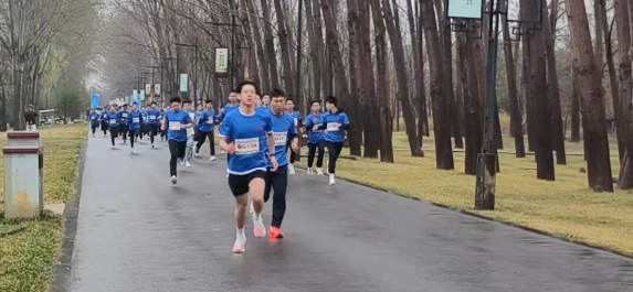 春雨中开赛！汾河岸畔掀起全民健身热潮～