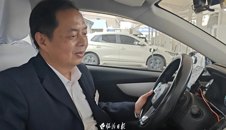 临汾“的哥”胡玉洪，用整洁车厢温暖乘客！