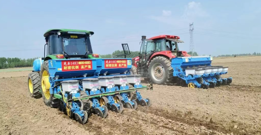 太硬核！襄汾田间上演农机“大比武”