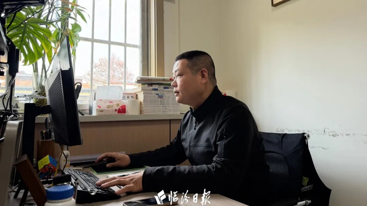 小城故事③ | 浮山为农民“打工”的村支书“铮铮”