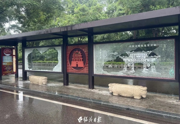 市区公交站台14块玻璃被砸！谁在给城市文明抹黑？