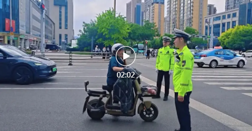 图凉快不戴头盔！临汾交警现场劝导→