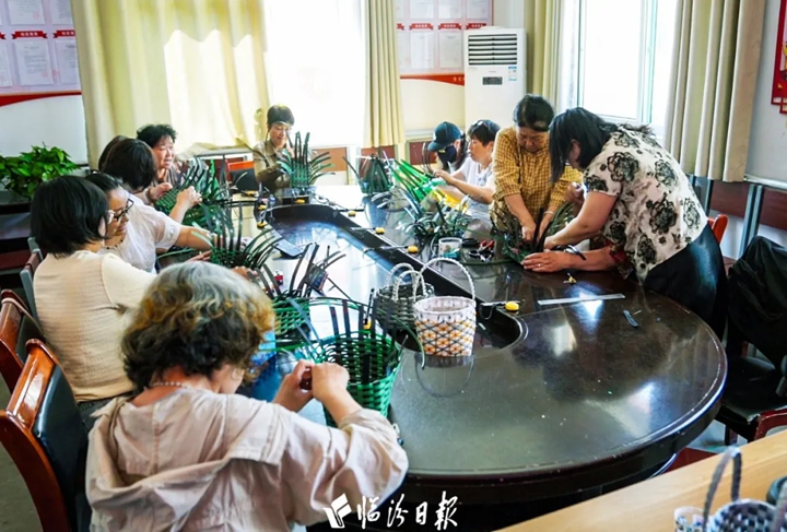 临汾“巧娘”变废为宝，助力创文！