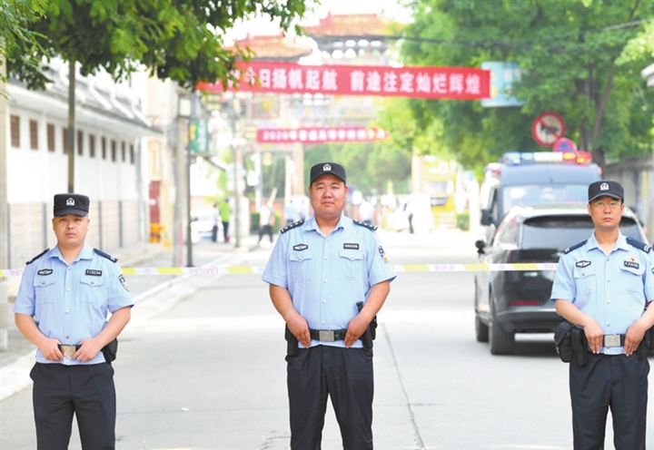 临汾：满城“志愿红” 护航赶考路