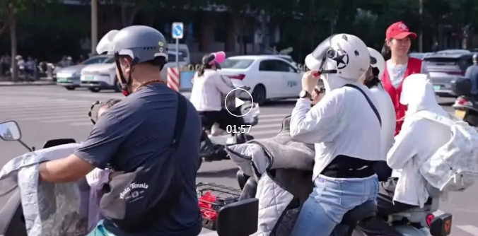 临汾街头，“红马甲”上线→