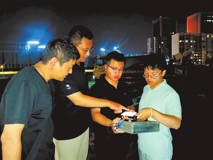 临汾市生态环境局大气污染防治夜查专项行动侧记