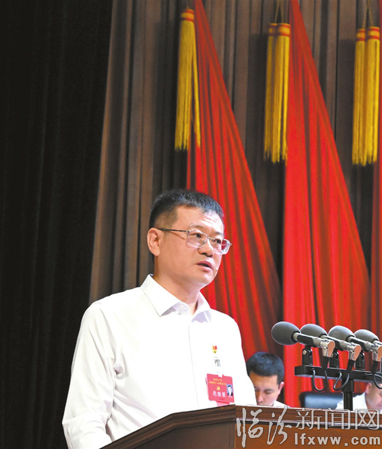 张可新作报告.jpg