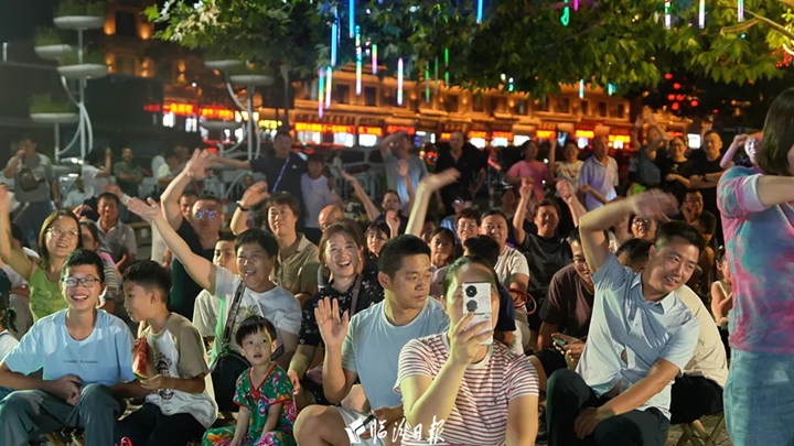 晚风伴歌声！解锁壶口夜游新玩法→