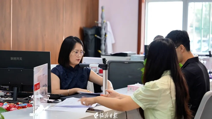 领证啦~到现场感受下甜蜜吧