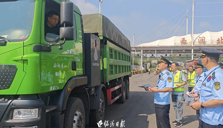 临汾路政贴心护路！货车司机点赞~