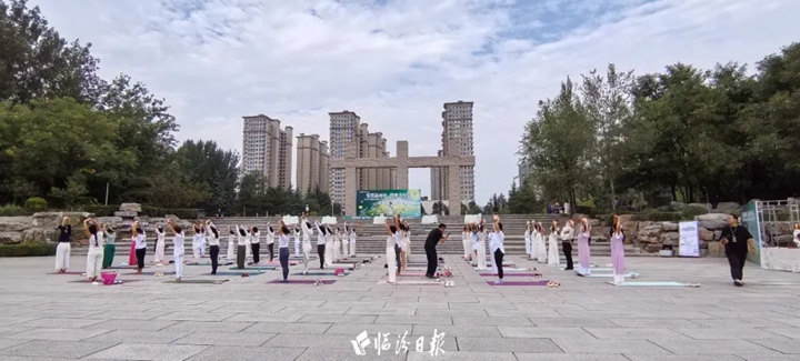 临汾户外瑜伽展演，吸引百余人参加！