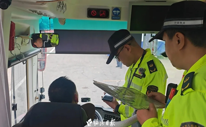 柔性执法暖旅途！临汾筑牢旅游包车安全防线~