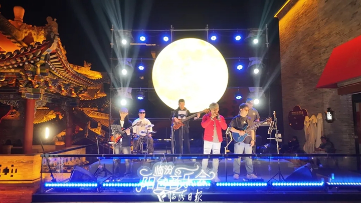 财神楼阳台音乐会，晚风与歌声双向奔赴！