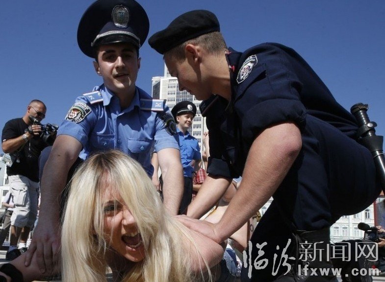 女权主义者为何总爱裸体抗议?_临汾新闻网