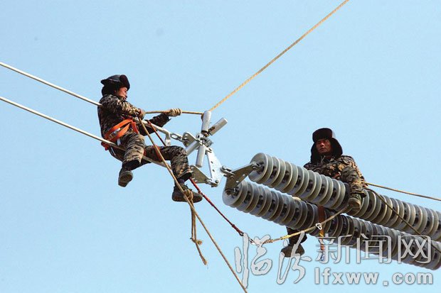 寒风里的电力工人