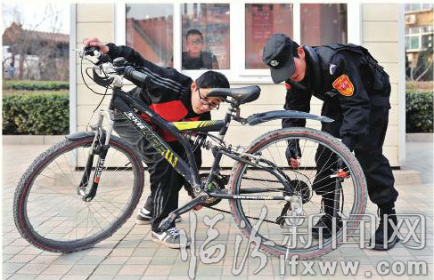 民警在为一名学生的自行车补气