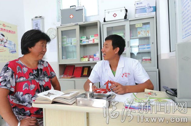 对来就诊的村民，他总是热情接待