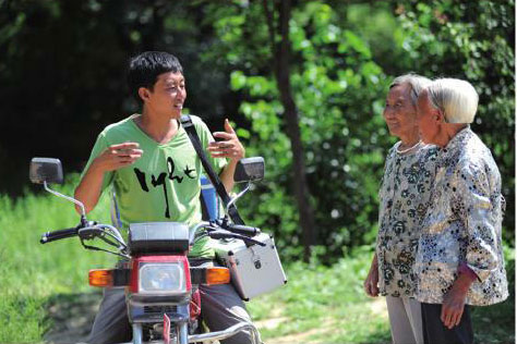行医路上，总有些村民上前咨询他