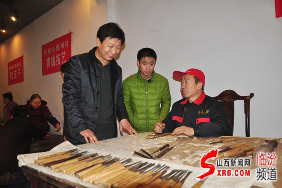 03、临汾市非物质文化遗产主任任江波(左一)在向制作师傅了解晋作家具制作雕刻技艺 03、临汾市非物质文化遗产主任任江波(左一)在向制作师傅了解晋作家具制作雕刻技艺
