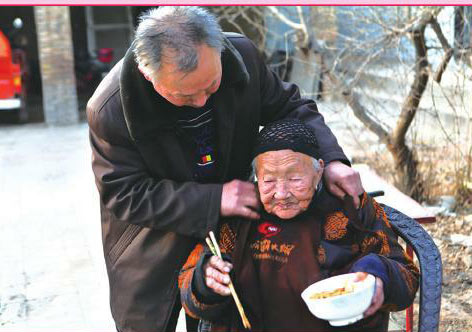 饭前给老人带上胸襟
