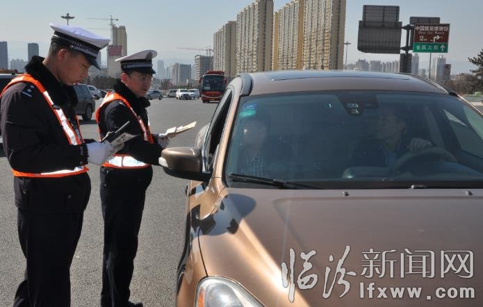 一大队民警查巡违章车辆