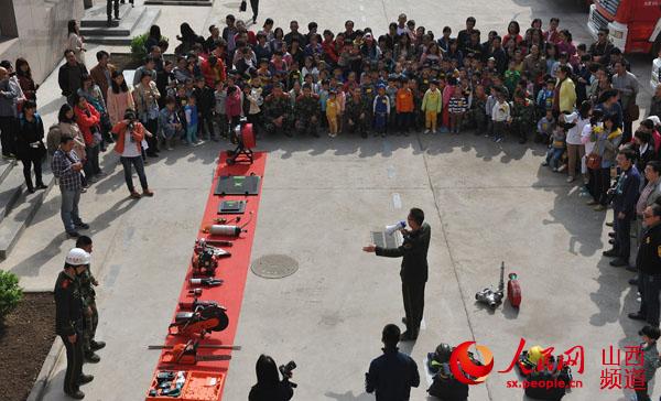 太原:百余组家庭齐聚消防队众多孩子圆消防队