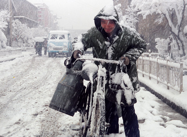 风雪送奶人 